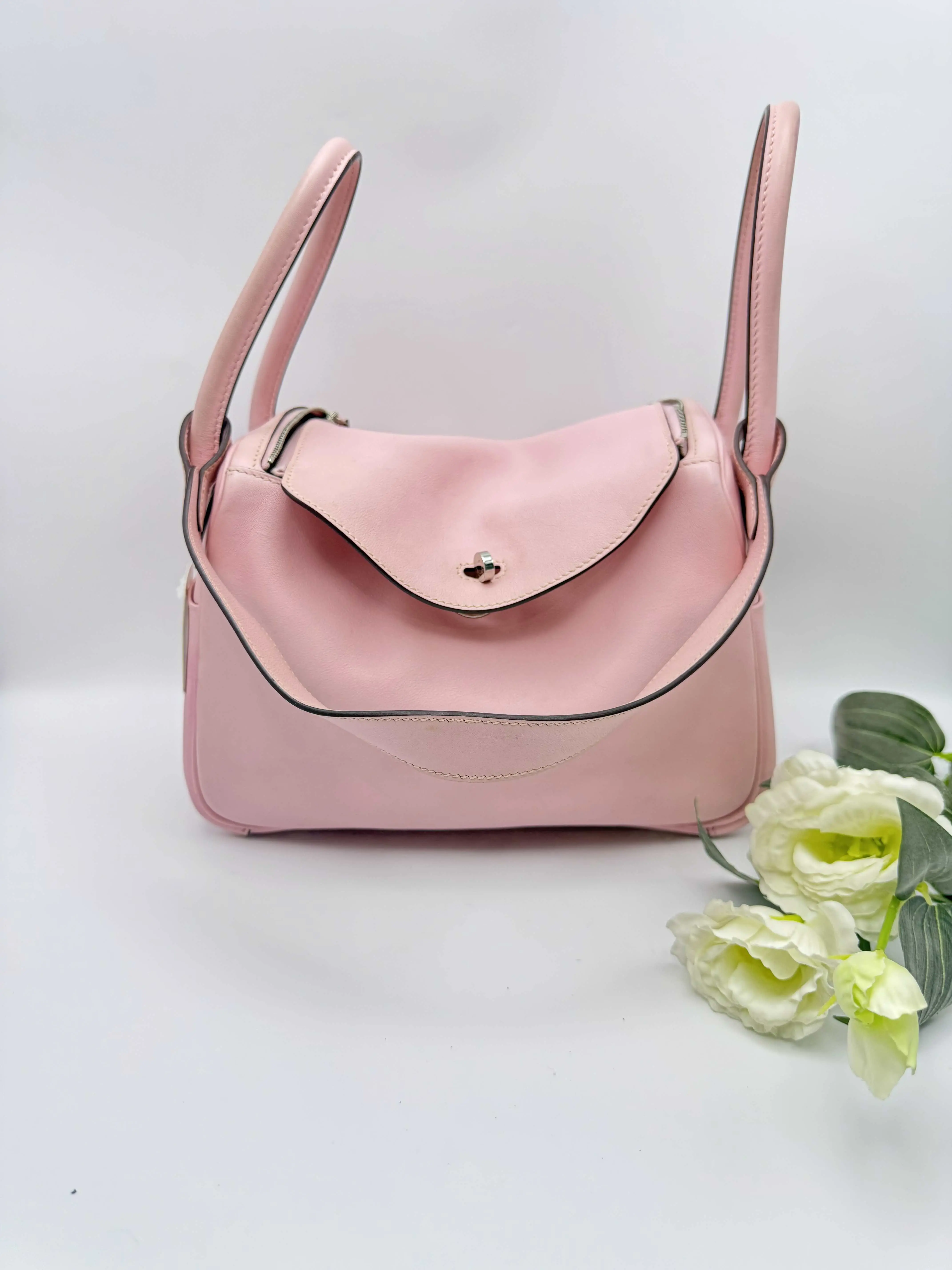 Pre-owned HERMÈS Lindy Sakura Pink Purse Authentic Togo Leather with Detachable Strap & Gold tone Hardware