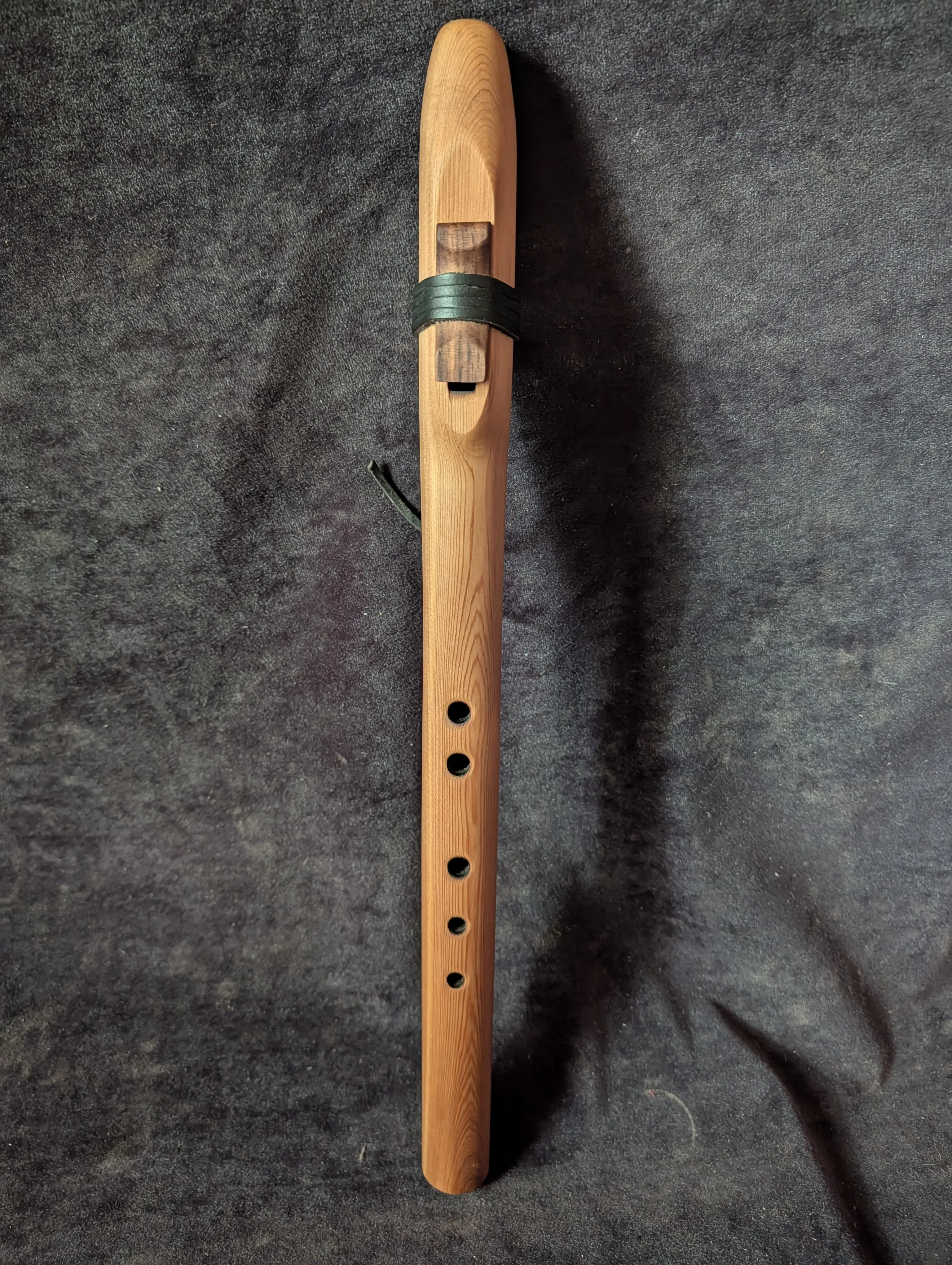 Handcrafted Native American Style 5-Hole A Minor 432 Hz Pentatonic Cedar Flute, Unisex 17.5 Inches Wind Musical Instrument for Sound Healing, Meditation