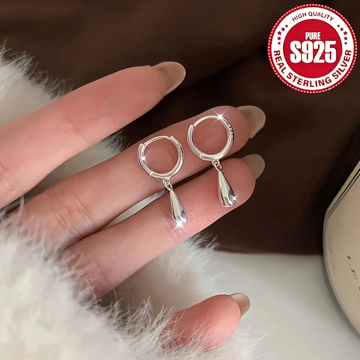 Minimalist teardrop pendant earrings that highlight a unique temperament and fashion appeal. Exquisitely crafted elegant drop earrings for women, showcasing an extraordinary sense of delicacy.