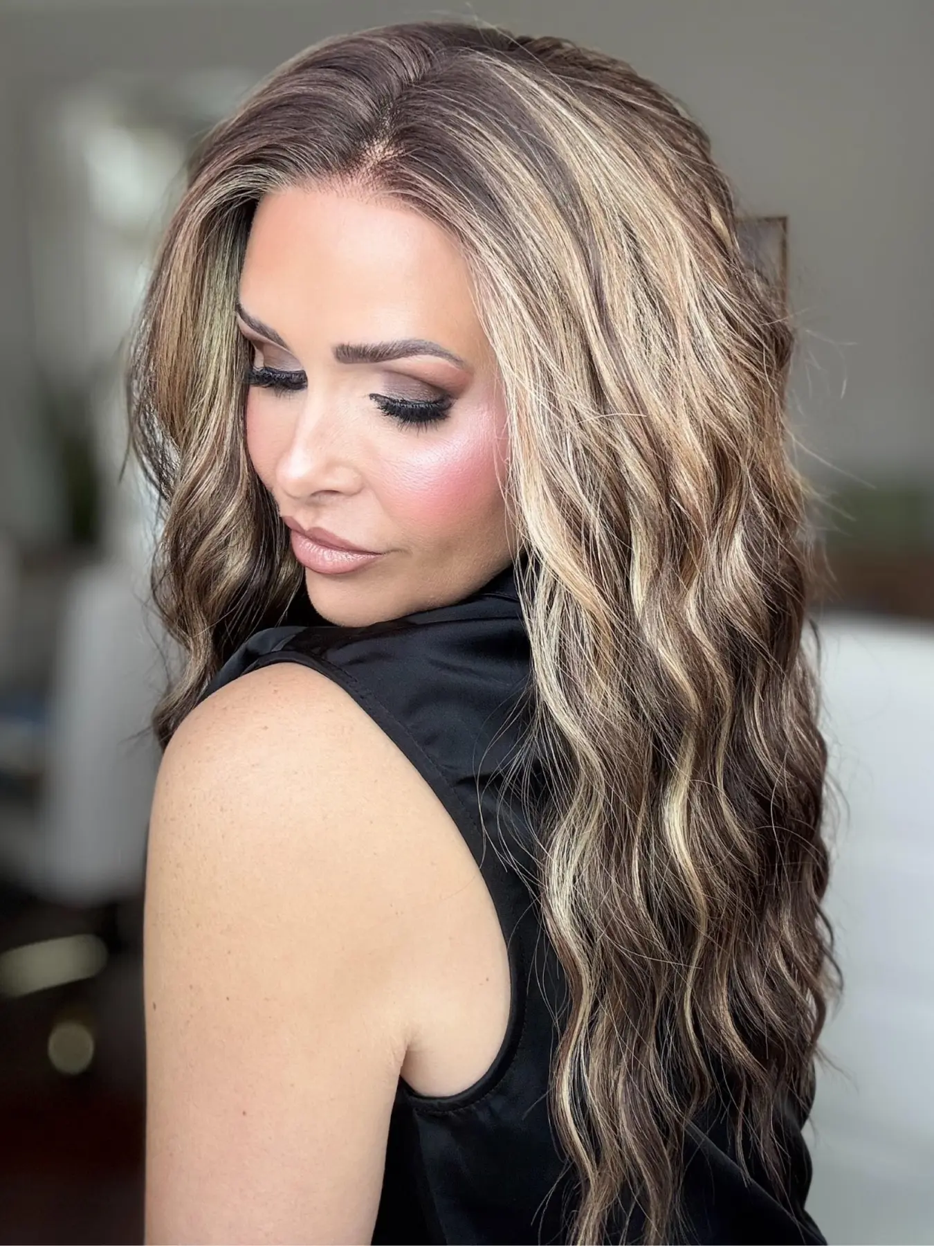MACA BAKA Stella Chocolate Brown Caramel Blonde Highlight Water Wave Lace Front Wigs with Scandinavian Hairline 16 Inches Medium Length Low Density Brown Loose Curly HD Synthetic Lace Front Wigs for Women Pre Plucke