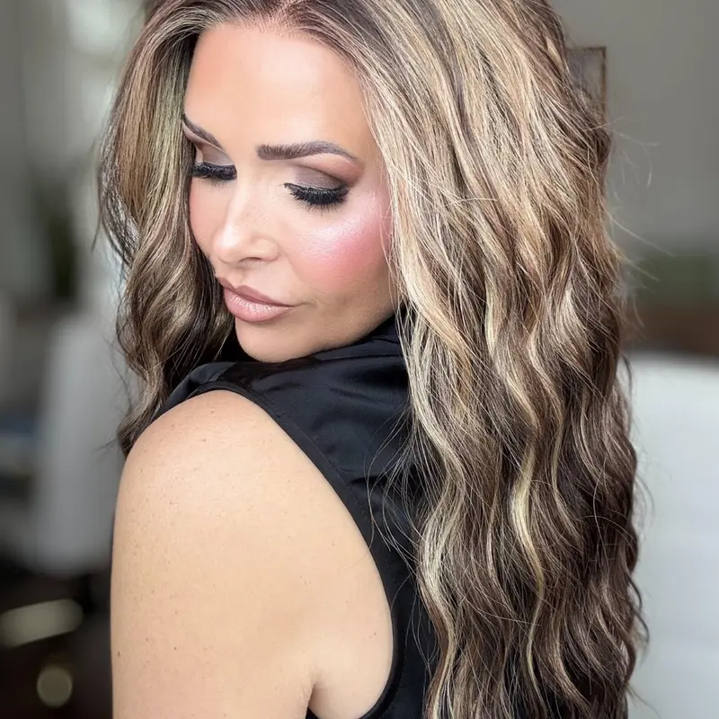 MACA BAKA Stella Chocolate Brown Caramel Blonde Highlight Water Wave Lace Front Wigs with Scandinavian Hairline 16 Inches Medium Length Low Density Brown Loose Curly HD Synthetic Lace Front Wigs for Women Pre Plucked, Glueless Frontal Wig, Adjustable Stra