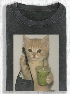 Washed cotton, fashion kitten and drink print T-shirt, high-quality batik cotton retro fashion brand T-shirt, unisex T-shirt, popular daily wear, holiday gifts, perfect gifts