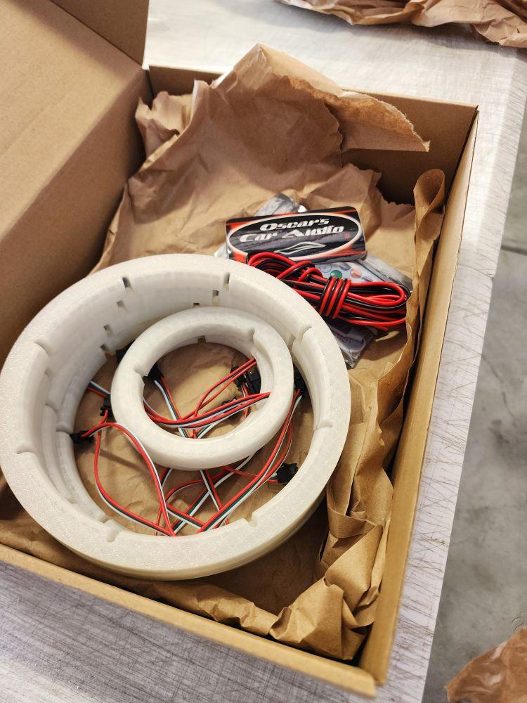 Smart Speakers LED Ring 6.5                                         Incluye Control remoto , controlador , 10 ft wire power and ground  universales para cualquier bocina 6.5 Deaf Bonce, sp audio, db drive Remote