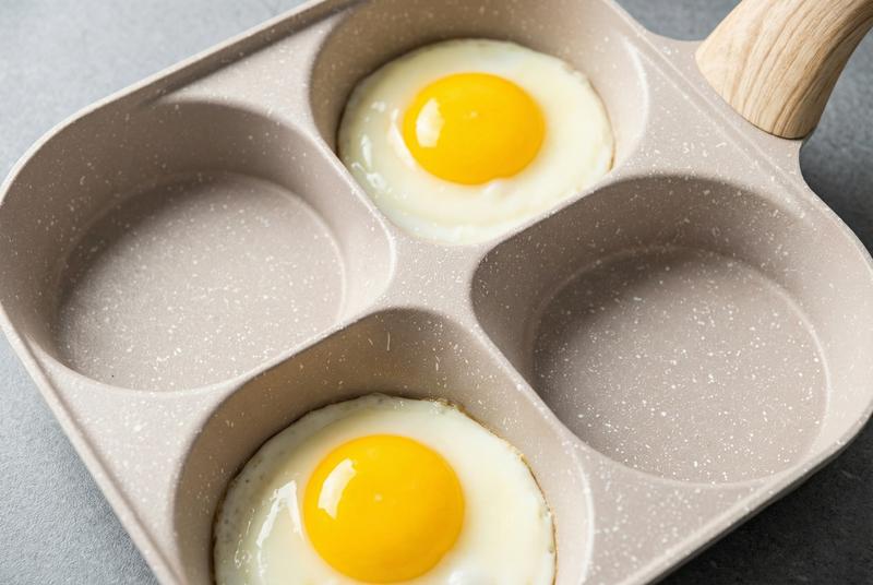 Non-stick 4-Hole Egg Frying Pan with Wooden Handle Granite-Style Breakfast Skillet for Eggs Omelets Toast Pancakes & Crepes Easy-Clean Multifunctional Kitchen Gadget Compact Gift Idea Cookware Aluminium