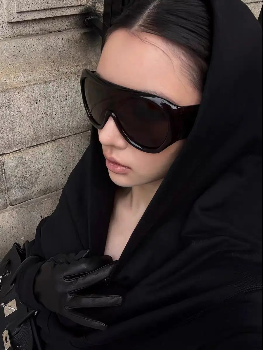 Viral Oversized Black Shield Sunglasses - Retro Y2K UV400 Protective Street Style Shades, Face-Slimming Big Frame, Anti-Glare Trendy Casual Streetwear Wrap Sunnies, Festival & Everyday Eyewear for Computer & Game Use, Street Style Sunglasses