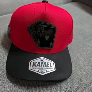 Gorra baraja (A) color roja ,visera obscura de gamuza  marca kamel