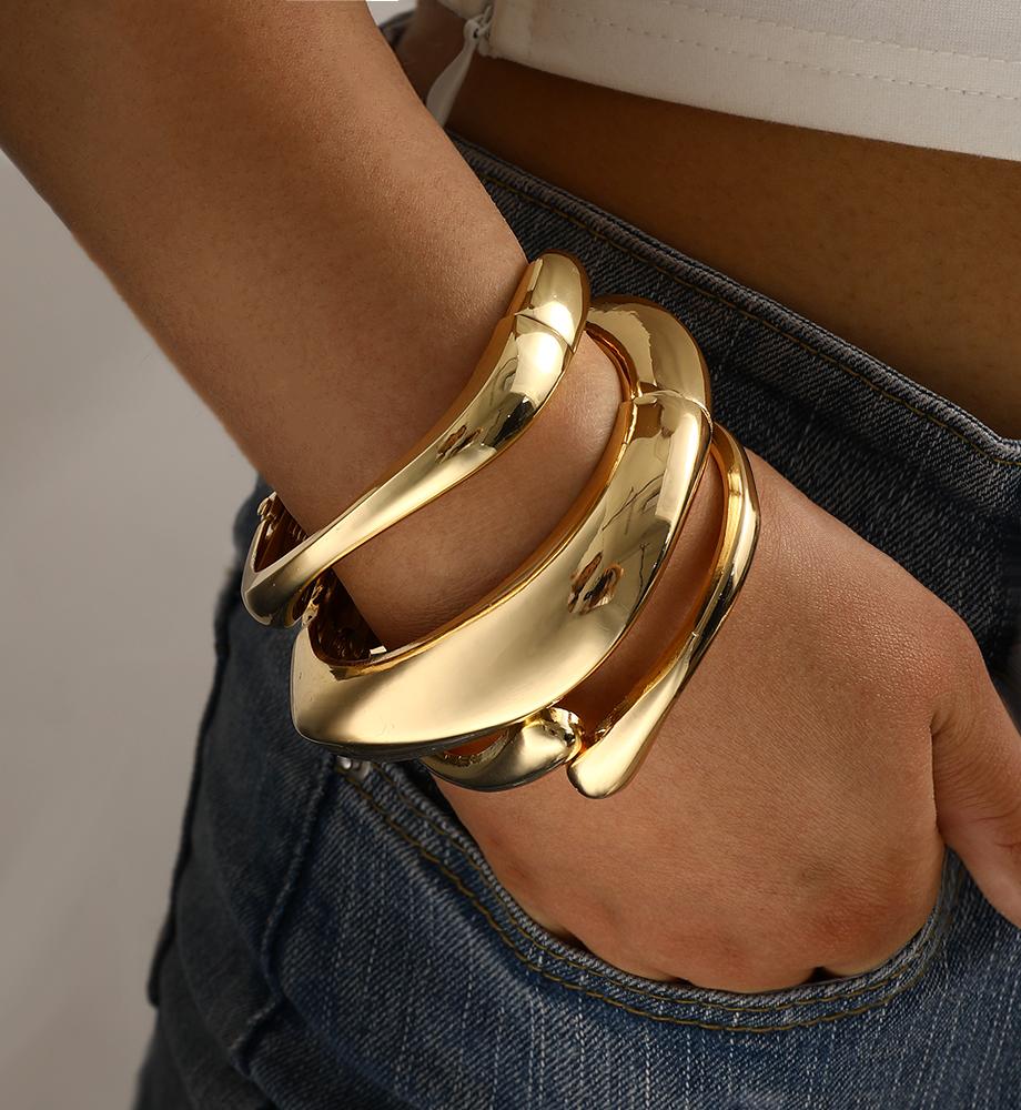 17KM Chunky Gold Bangle Bracelets for Women,  14K Gold Plated Big Stackable Bangles Set, Trendy Cuff Bracelet Stack Fashion Jewelry Gifts,