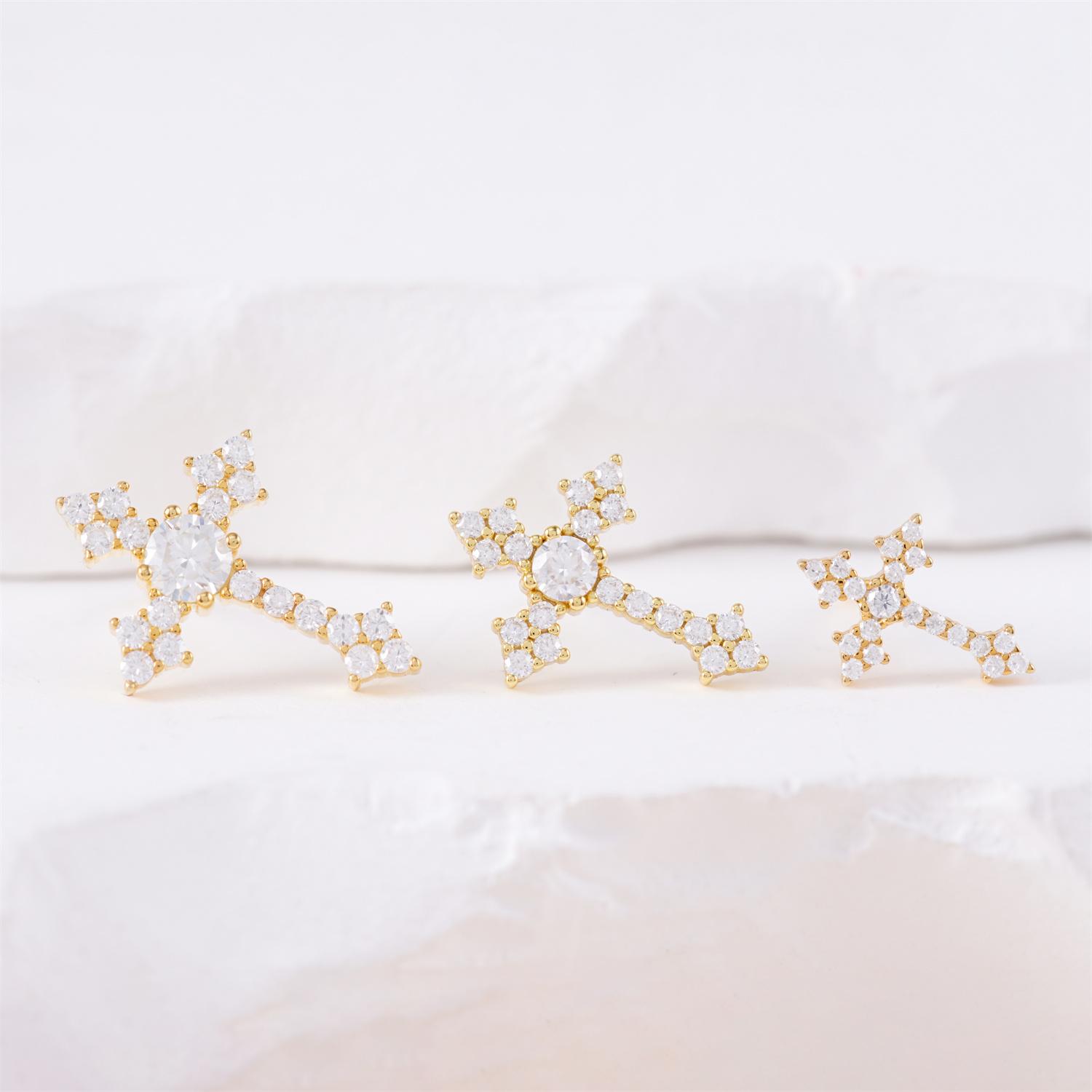 Delzzad 18K Gold-Plated Cross Prong Earrings D Color VVS Synthetic Moissanite S925 Stud Unisex Earrings Perfect Studearrings Birthday Anniversary Mother's Day Christmas Gifts for Men Women