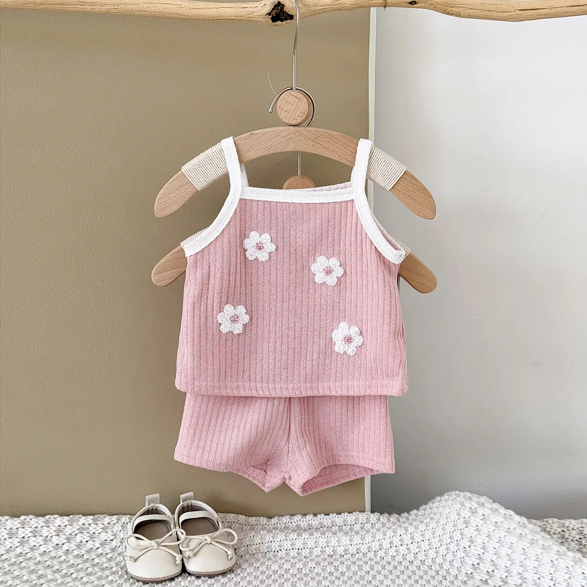 Pink series summer baby set cute flower patch suspender + soft and comfortable shorts female treasure Mengmeng two-piece set (short sleeves and shorts, without any shoes, hats and other accessories)