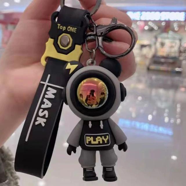 Astronaut Design Keychain for Handbags Purses Totes Backpacks Adorable & Functional Accessory, Cute Keychain for Car Keys for Men & Women, Universal Car Interior Decoration Accessories, Keychain Parking Key