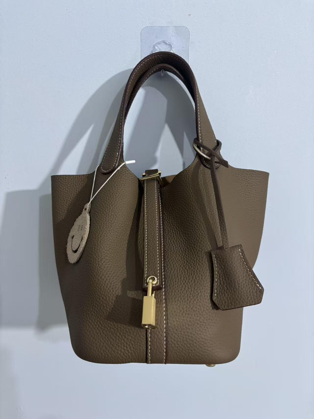 Bucket-shaped small package for women, leather handbag, leather backpack. A versatile and casual handbag with a lock clasp design, suitable for everyday use and stylish outfits. high end