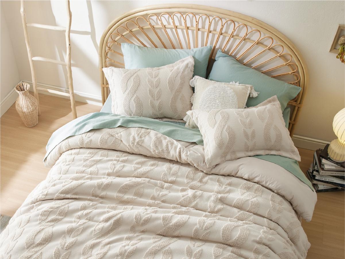 【Spring Glow Up】Bedsure 3- Pieces  Comforter Set,Boho Tufted Bed Set, Checkered Farmhouse Shabby Chic Bedding, 1 Plaid Geometric Comforter and 2 Pillow Shams