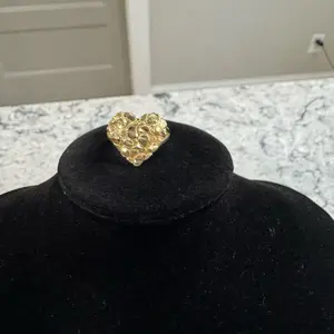 Anillo estilo nugget en forma de corazón. Oro 10k size 8