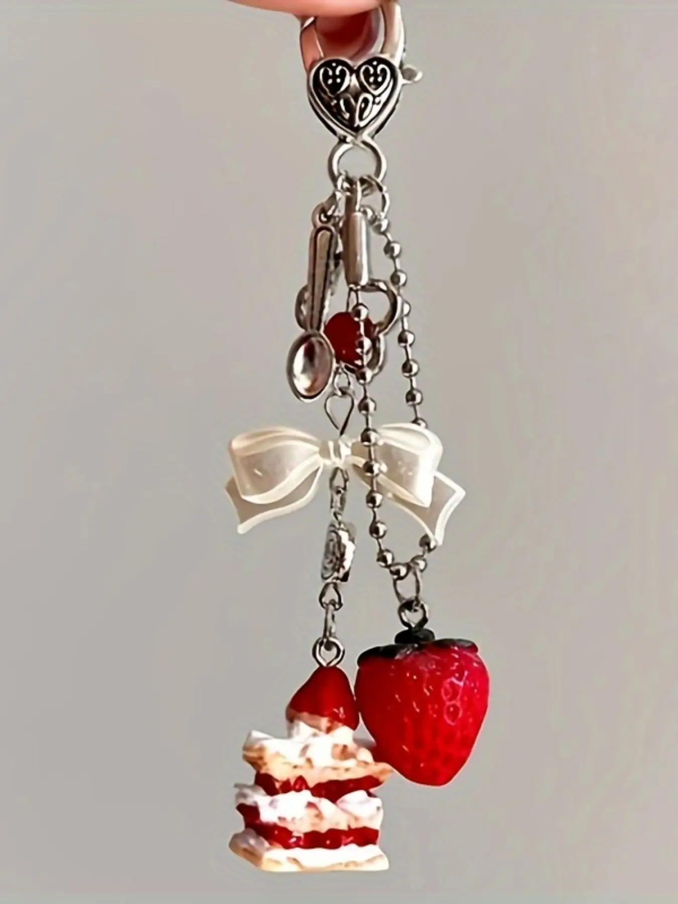 Cute Strawberry Cake Dessert Keychain, Fruit Girly Keychain, Cute Keychain Accessory, Handmade Y2K Resin Cake Strawberry Charm Beaded Keyring for Women Bow Heart Mobile Phone Lanyard Key Ring Bag Decoration Pendant Jewelry Accessories Gift
