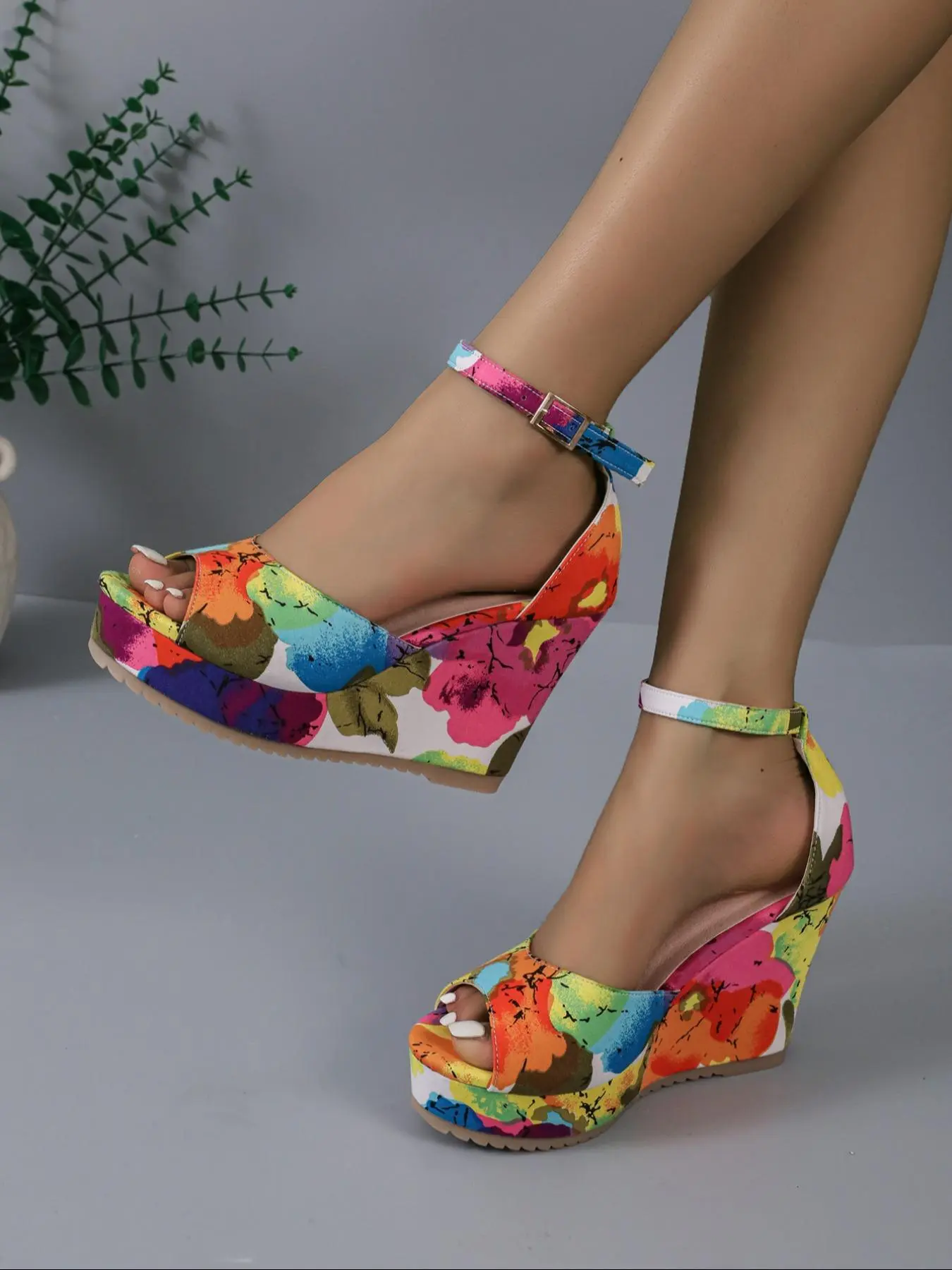 Women's Floral Print Buckle-Detail Elegant Stylish Wedge Sandals, Platform Peep-Toe High-Heel Footwear for Summer Beach Vacations, Elegant Heeled Sandals, Fashionable Heeled Sandals