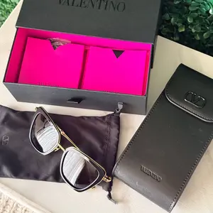 Pre-owned BRAND NEW Valentino Daydream Sunglasses with Crossbody