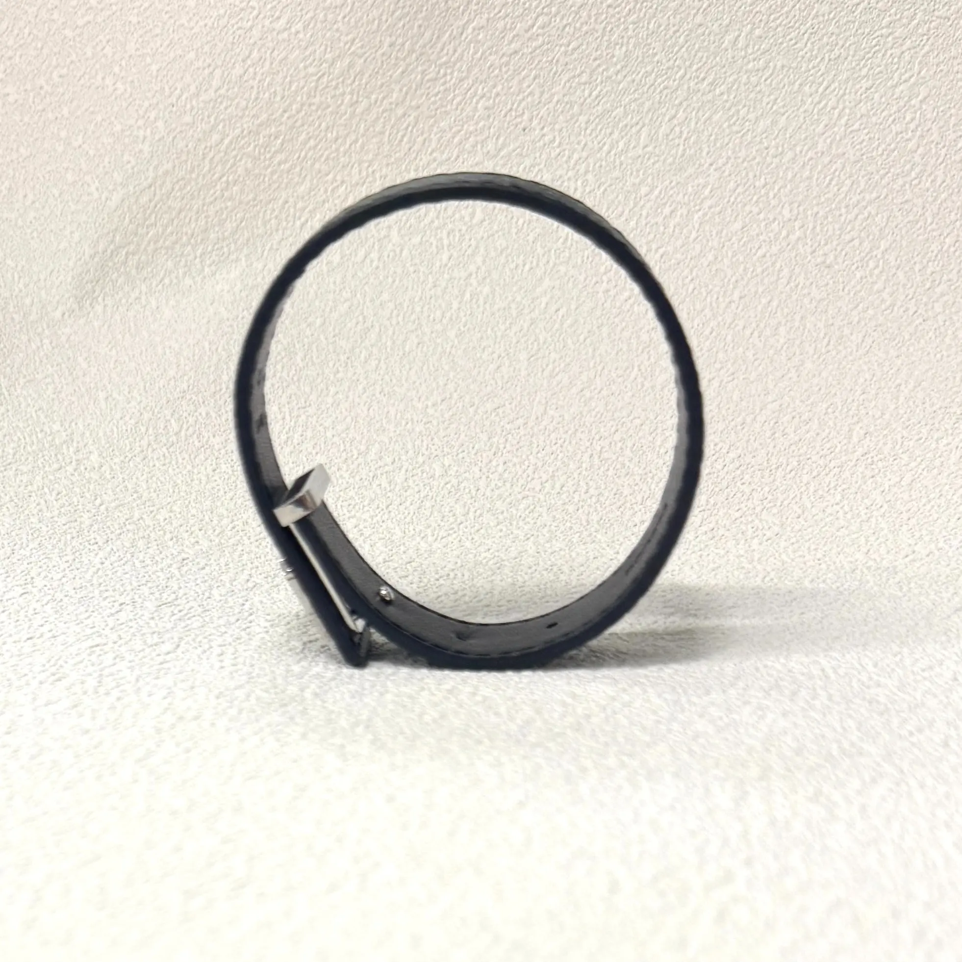 Understated Leather Cuff – Adjustable Wrap Bracelet with Polished Bar – Unisex Minimalist Wristband for Stacking