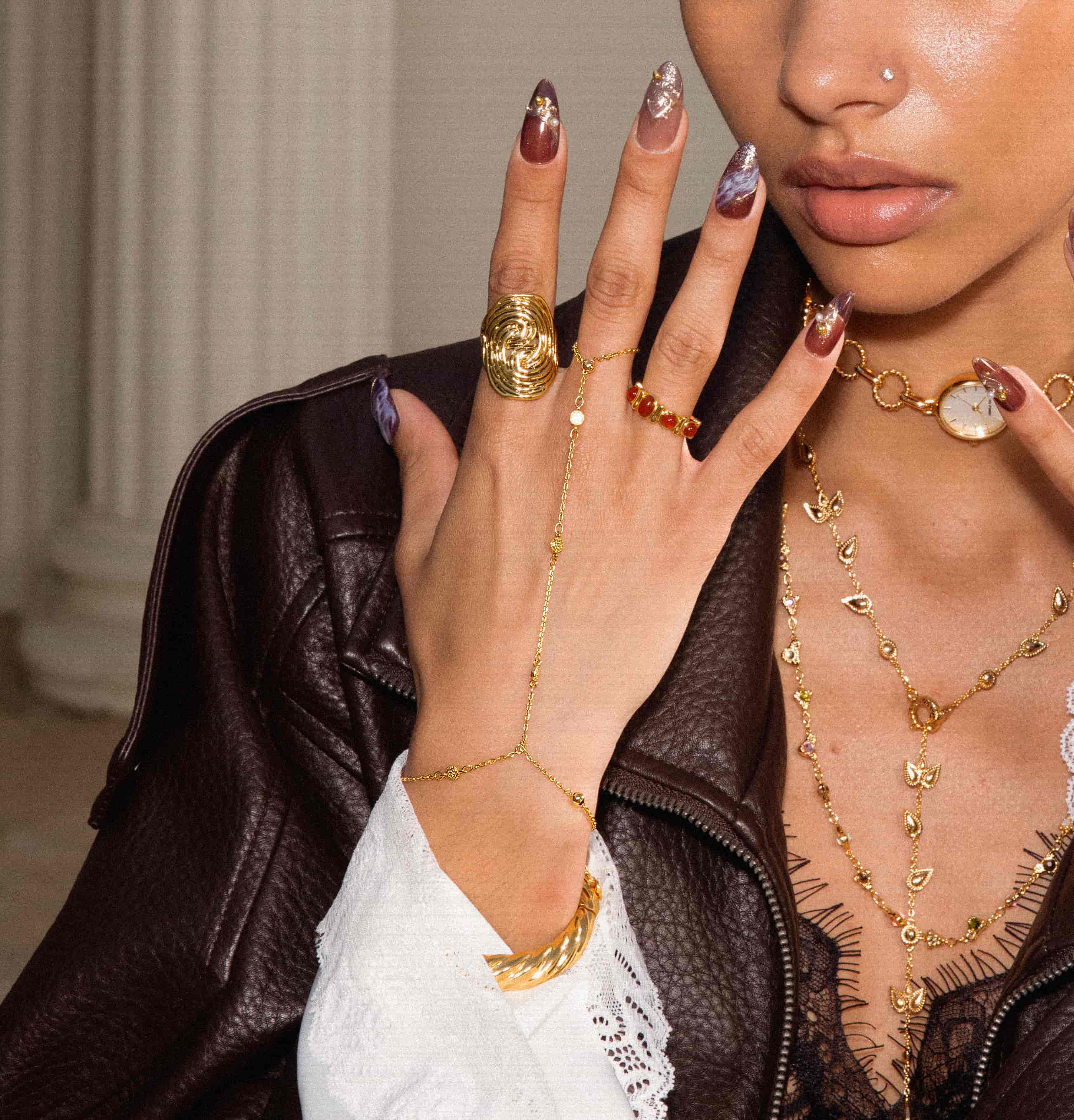 en route Golden Hojas Hand Chain Bracelet, Boho Coin-Inspired Piece with Dainty Beads, Chic Summer Accessory Perfect for Layering or Festival Looks