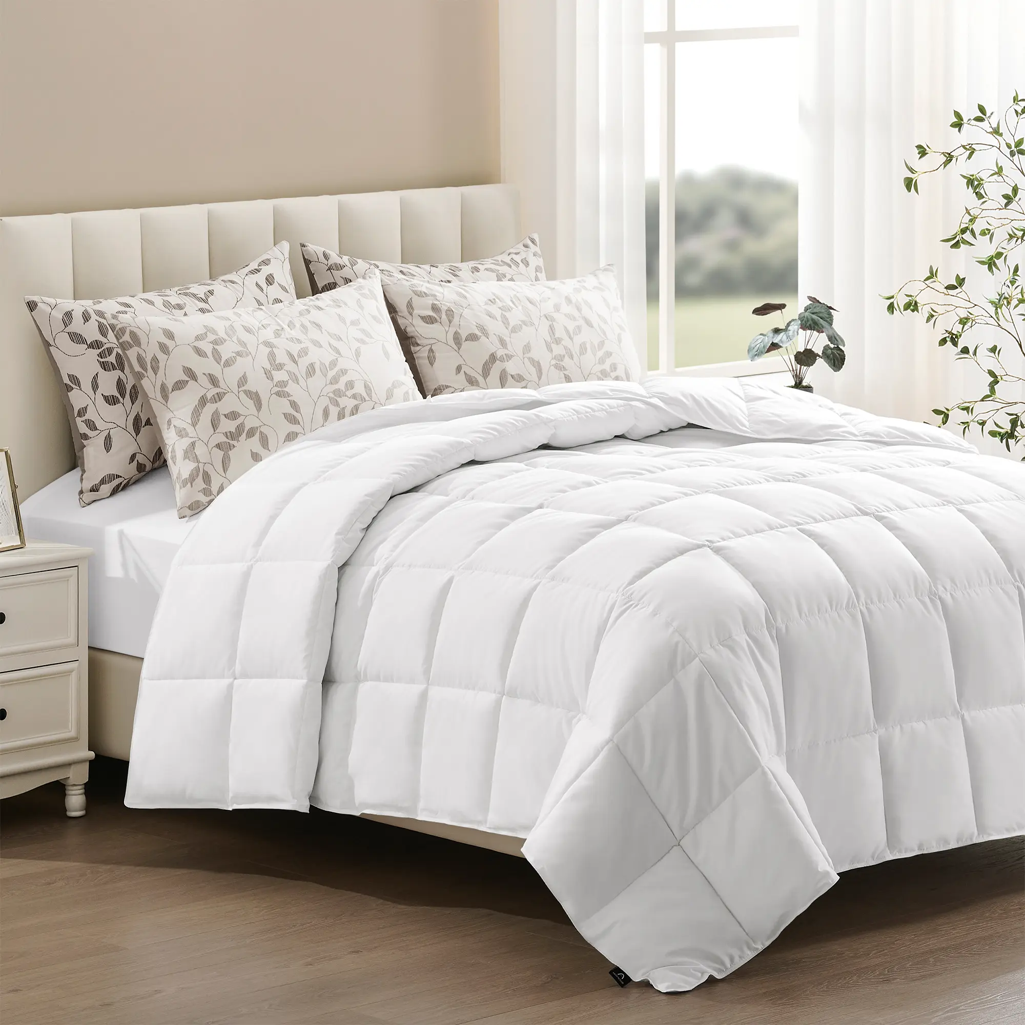 ACCURATEX Lightweight Duvet Insert - Summer Bedding Comforter - 250GSM Filled Thin Duvet - Soft & Breathable, Quilted Comforters with 8 Tabs,White