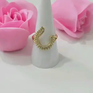 Anillo gota abierta . Anillo elegante. Laminado de alta calidad .