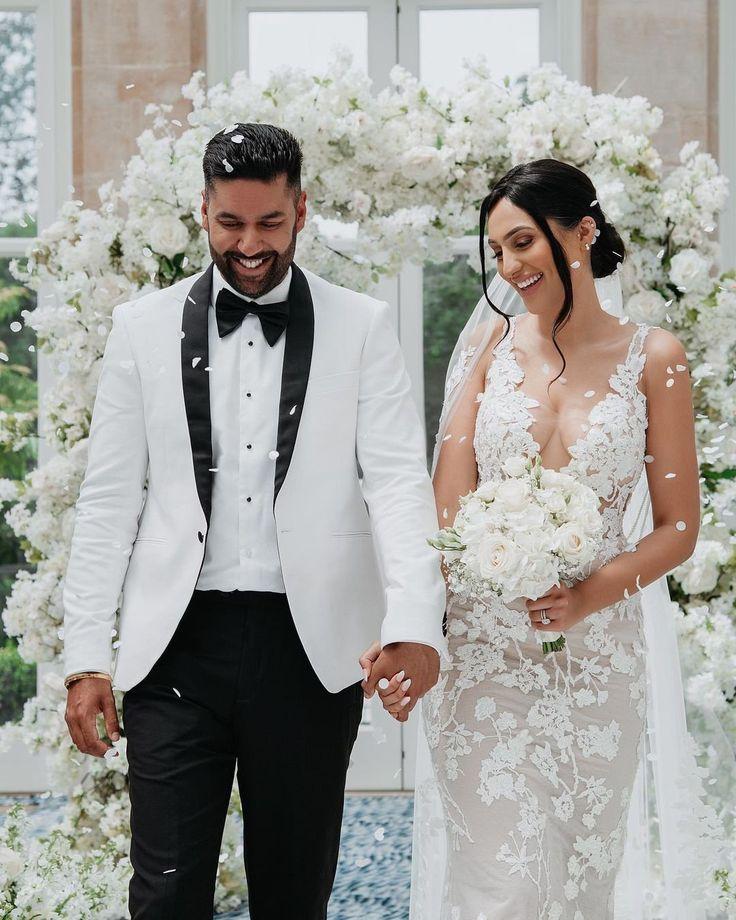 YND Men's 3-Piece Slim Fit Tuxedo Set, One-Button Shawl Collar Solid Jacket Vest Pants with Bow Tie，suitable for formal occasions, business events. party & casual events, wedding tuxedos, party performances, and men's three-piece party suits