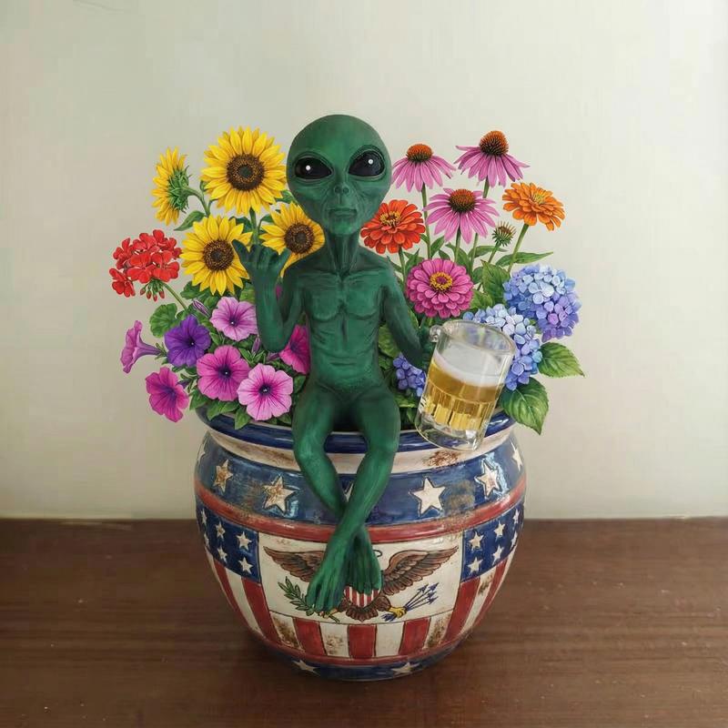 Alien Design Beer-Drinking Statue, 1 Box Fun & Humorous Outer Space Decor, Alien Figurine with Beer Mug, Ideal Gift for Sci-Fi Fans, Ornaments