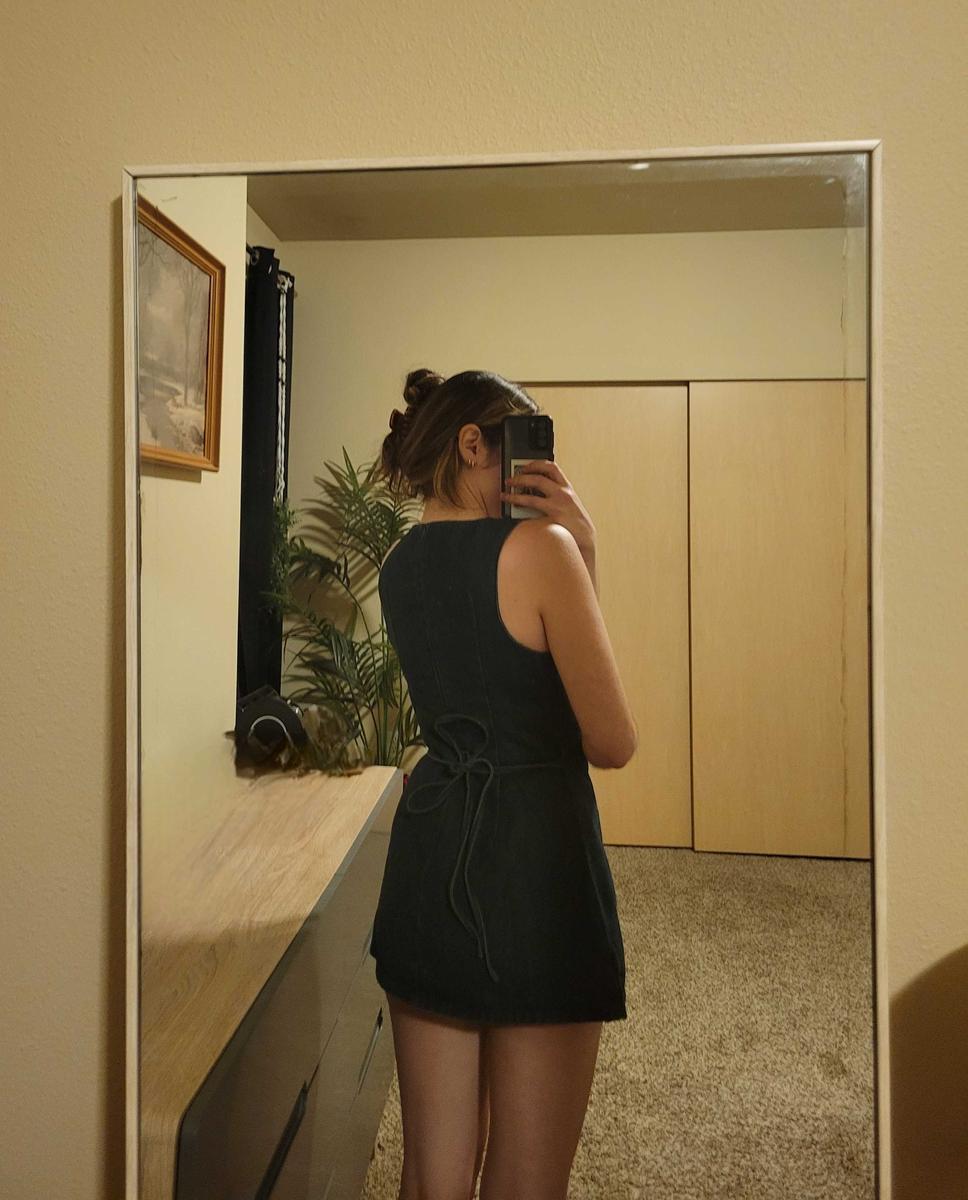 Item: Dark Wash, US 4