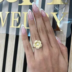 Anillo con diseño floral elaborado en plata 925