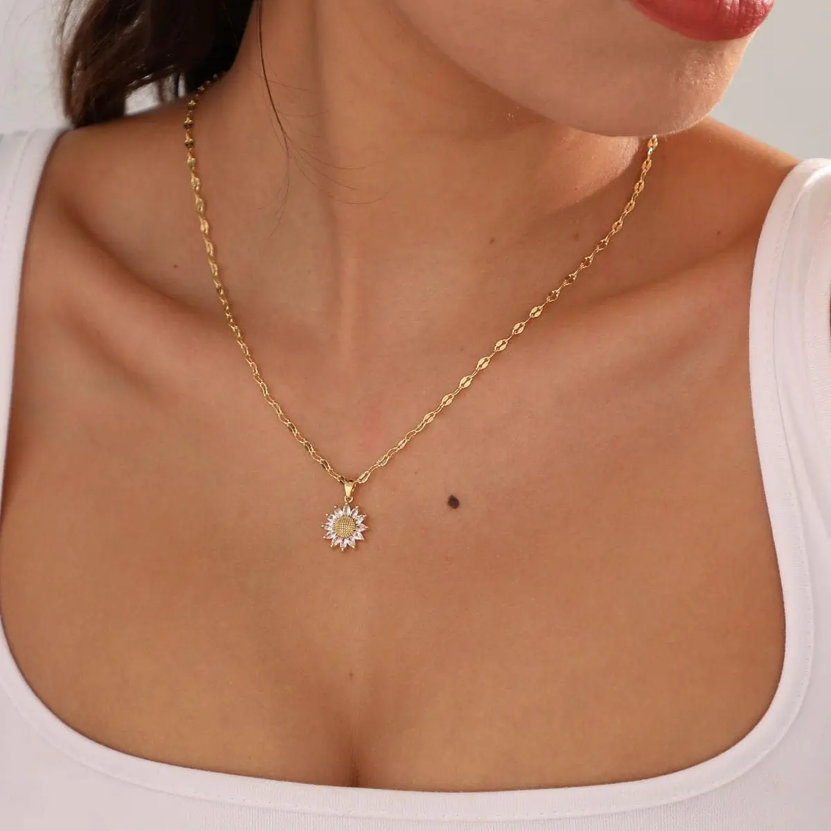 MIDEEO Dainty Sunflower Zircon Necklace 14K Gold Plated 42+5 cm Adjustable Link with Cubic Zirconia Petals for Everyday & Special Occasions