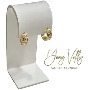 Aretes tipo huggie con zirconia tono dorado diseño clásico