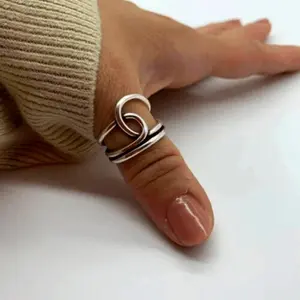 Chic Large Knot Thumb Ring for Women - Vintage-Inspired, Eye-Catching Accessory for Casual Attire
