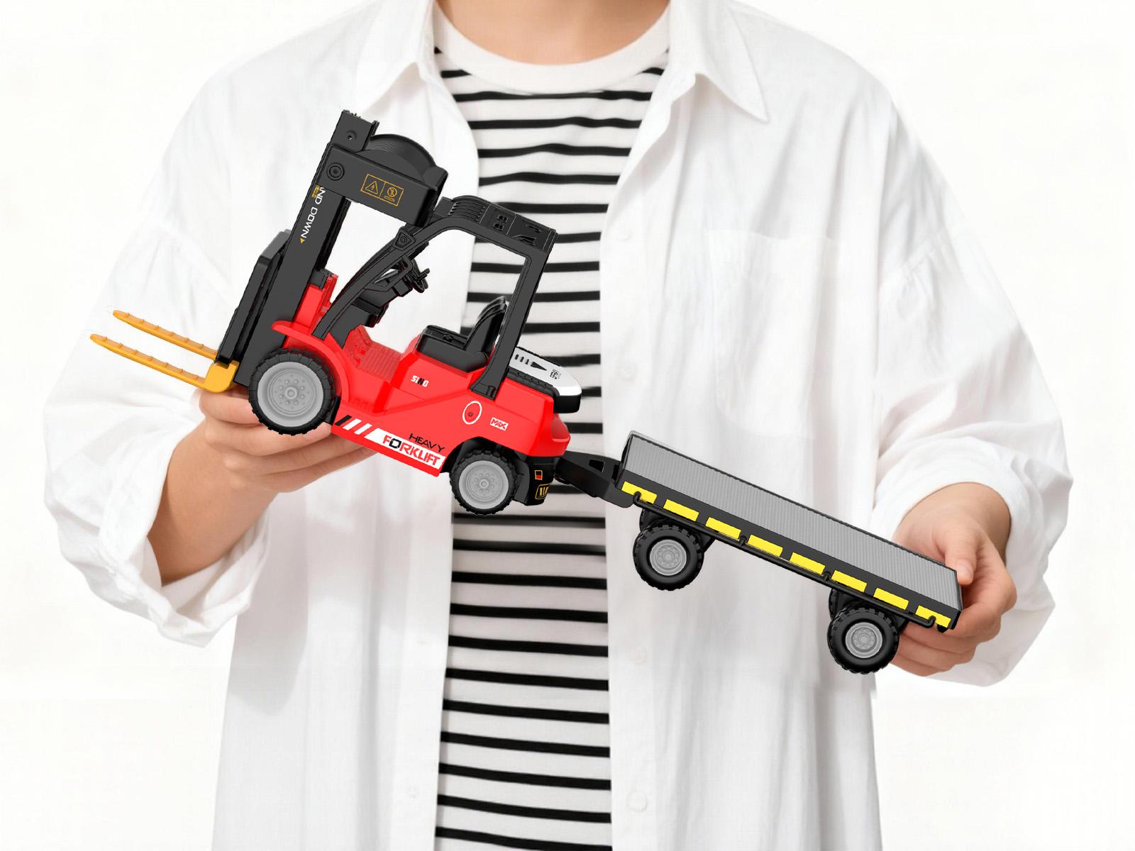 RC Forklift Truck Toy with Pallet & Cargo, Remote Control Construction Vehicle with Water Spray, Lights & Sound Effects, Rechargeable Battery, Detachable Design for Kids