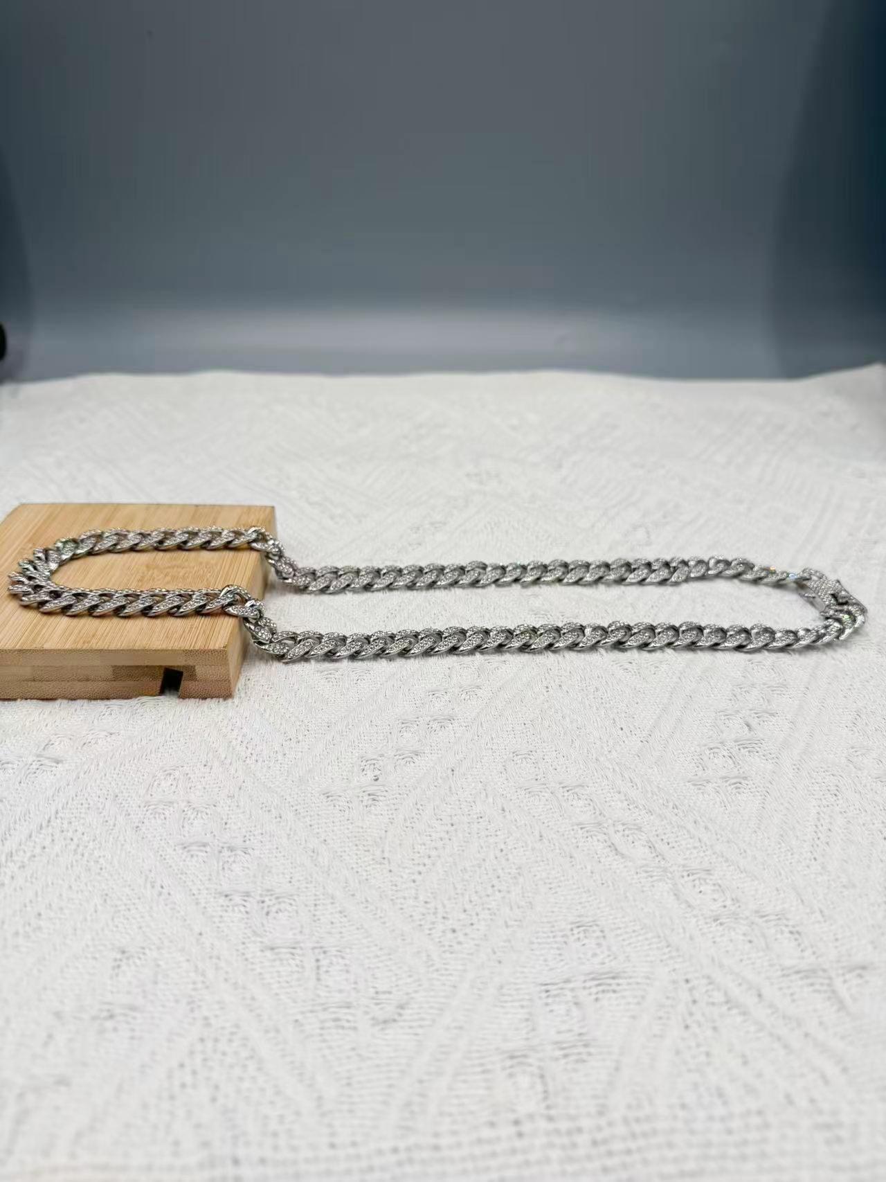 QGANCLE Hip-hop style Cuban chain pendant necklace - personalized men's necklace - an excellent gift for your boyfriend. Universal design for both men and women. Personalized droplet pendant necklace with personalized pendant.