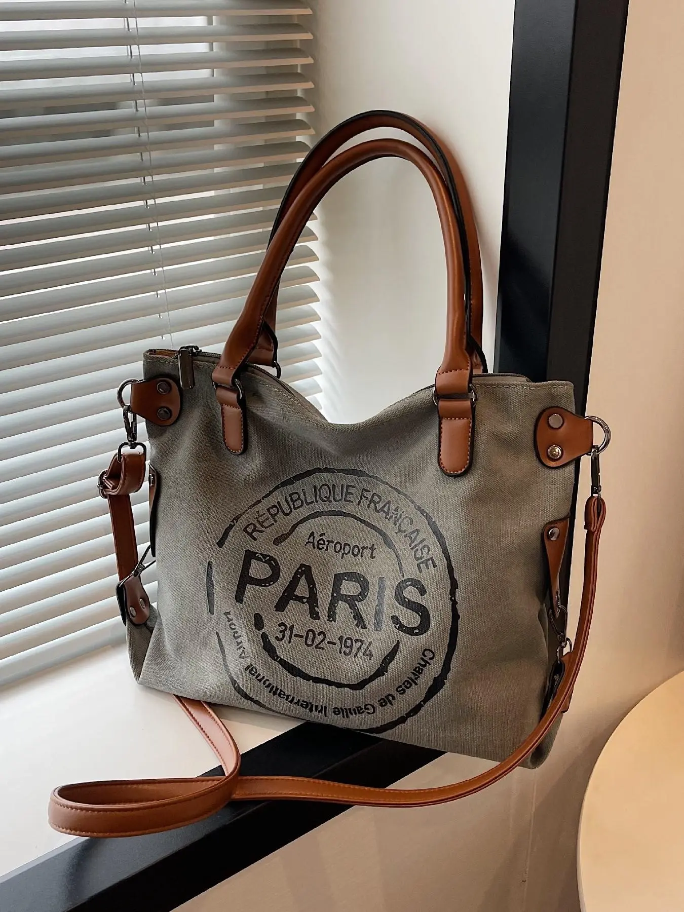 Retro casual large-capacity letter tote bag, easy-to-match everyday crossbody bag, Canvas Crossbody Bags, Casual Commuter Bag, Casual Shoulder Bag
