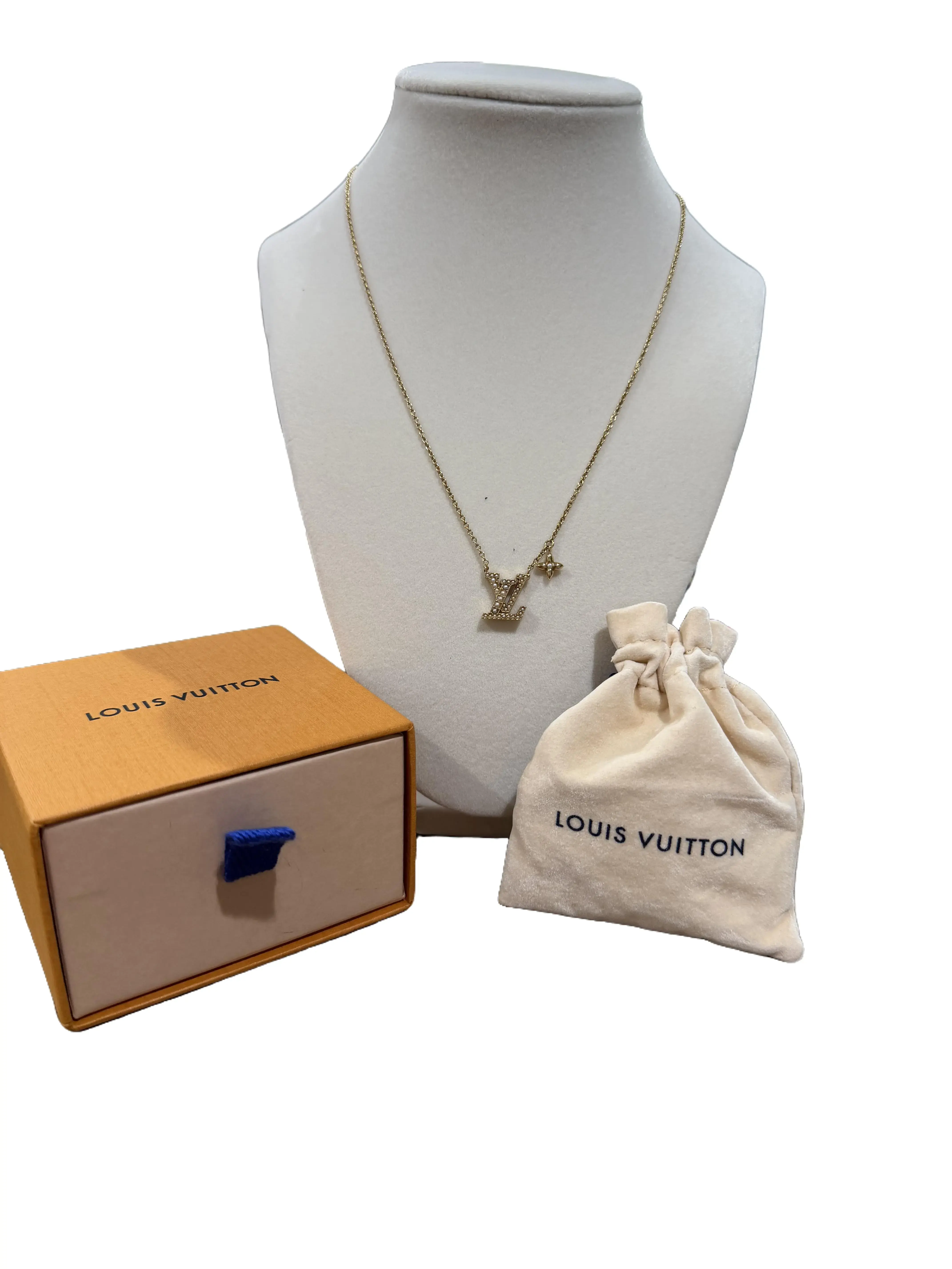 Pre-owned Louis Vuitton "LV" Pendent with Flower Necklace Full Set Perfect for Daily Use