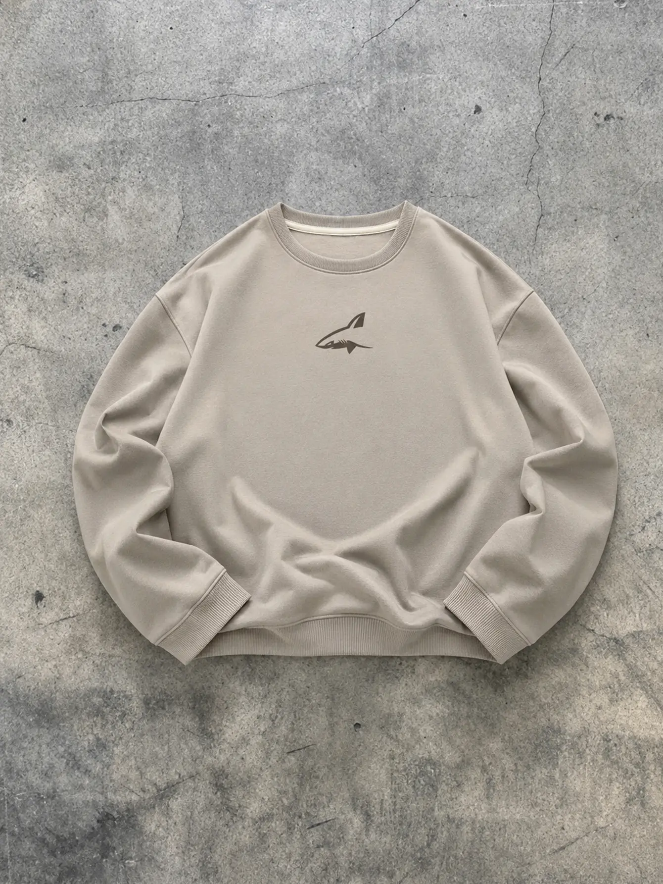 Men’s American vintage shark print crewneck sweatshirt; Japanese minimalist solid-color shark sweatshirt suitable for commuting, sports/casual wear, and everyday home use—perfect for spring and summer outfits.