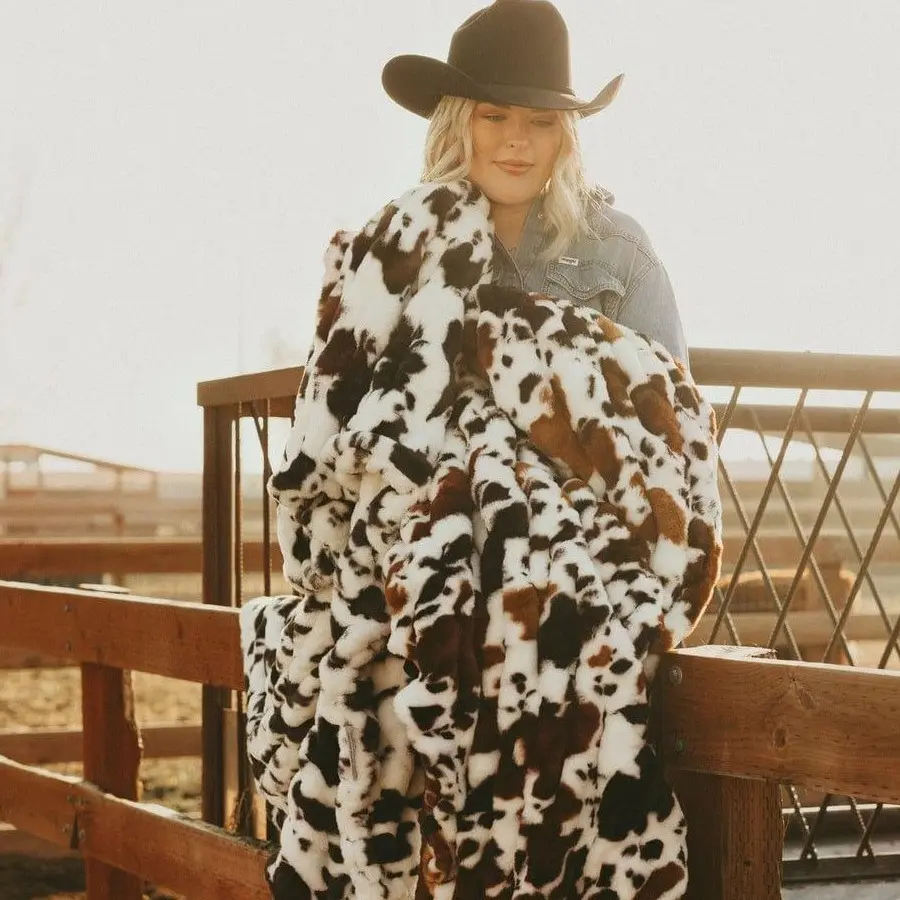 MINKY COUTURE Hugs Brown Cow Throw Blanket - 100% Polyester, Plush Stretchy Luxurious Bedding, Cozy Warm Fluffy Soft Throw Blanket, Cozy Warm Blanket, Fluffy Soft Blankets