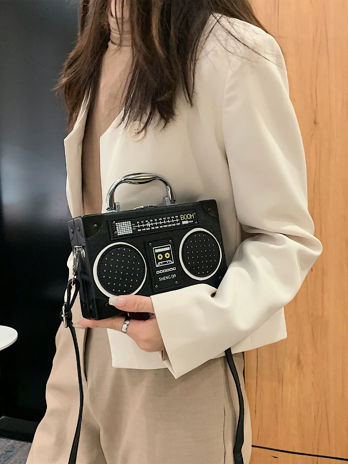 Novelty Retro Boombox Shaped Crossbody Fashion Bag, Vintage Radio Box Clutch Purse with Handle, Fun Unique Shoulder Bag for Women, Fashionable Crossbody Bag, Fashionable Bags