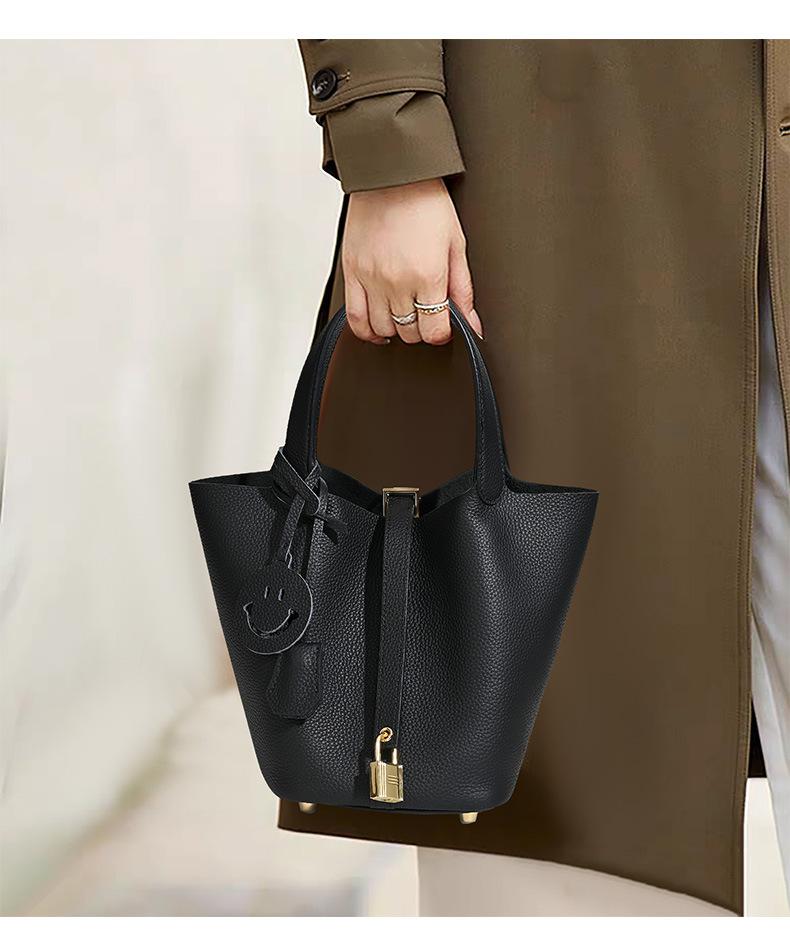 Bucket-shaped small package for women, leather handbag, leather backpack. A versatile and casual handbag with a lock clasp design, suitable for everyday use and stylish outfits. high end