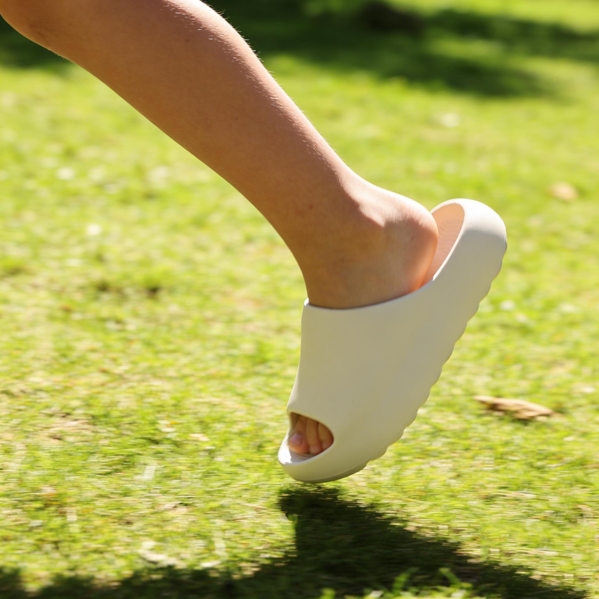 Lumubby Cloud Slides for Kids Lightweight Non-Slip EVA Pillow Slippers Open Toe Comfy Toddler Boys Girls Indoor Outdoor Beach Pool Slippers with Wave-Shaped Anti-Skid Sole