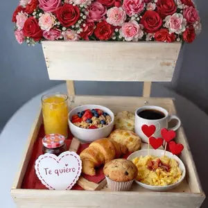 Two-Tier Wooden Breakfast Display Tray for Breakfast Surprises, Floral Arrangements, Gift Presentations and Event Displays, Bandeja de Madera de Dos Niveles para Desayunos Sorpresa, Arreglos Florales, Presentación de Regalos y Decoración de Eventos
