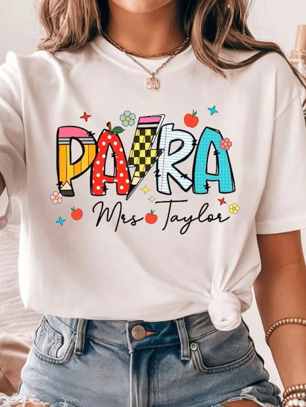 Personalized Para Story Paraprofessional Shirt, Custom Name Cute School Supply Cartoon Graphic Teacher Aide Tee, Paraeducator Shirt, Back to School Classroom Support Staff Gift, Women Crew Neck Short Sleeve Teacher Appreciation Casual Top