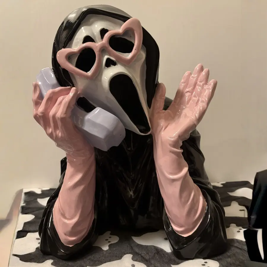 1pc Glow in the Dark Halloween pink hand phone ghost face statue, Halloween creative, funny and trendy screaming phone exchange ornament, Halloween home atmosphere decoration ornament, cute ornament, resin handicraft