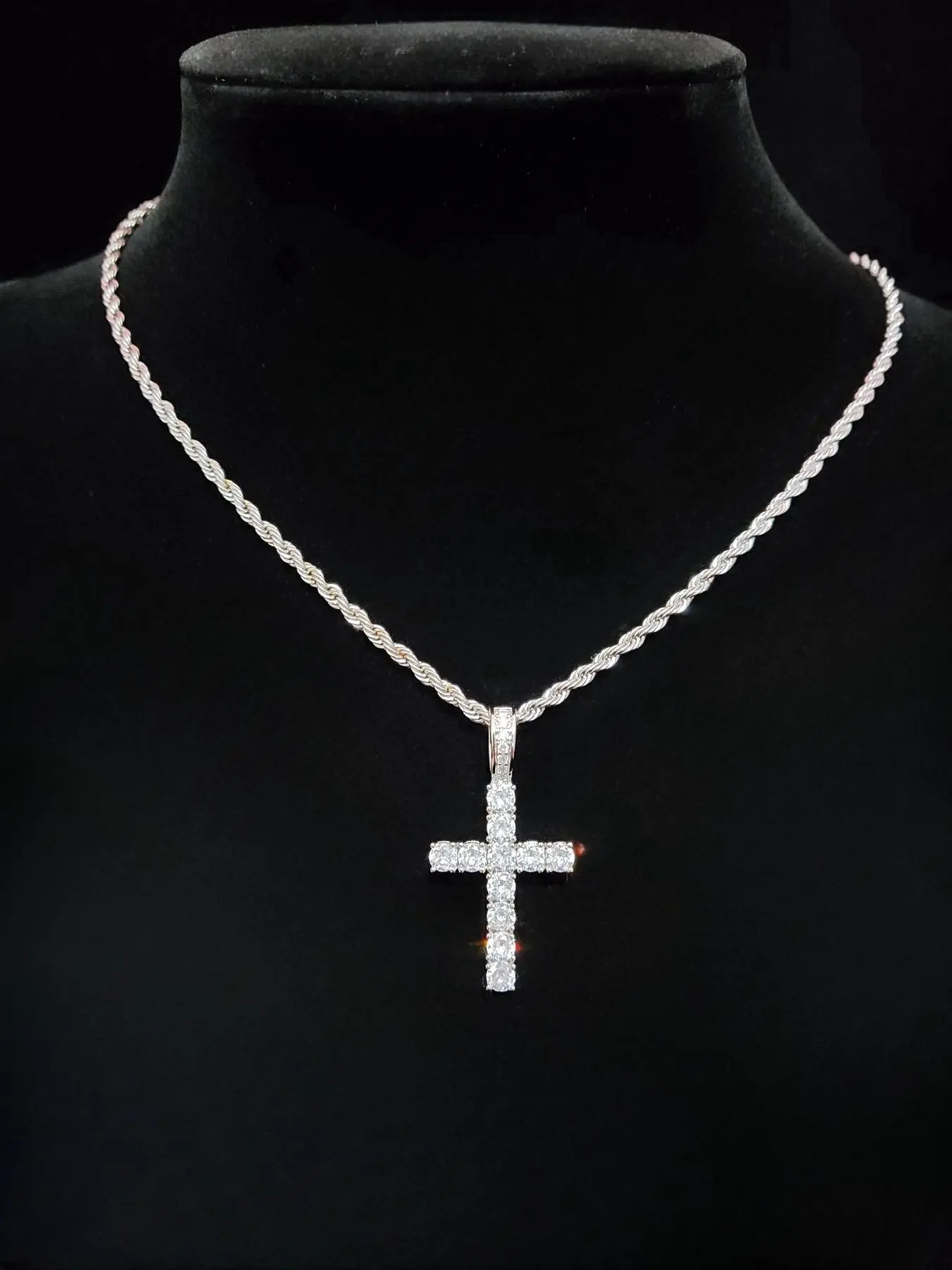 Rhinestone Cross Twist Chain Pendant Necklace for Men & Women, Cross Chain Design, 1 Piece Hip Hop Jewelry for Party, Daily Clothing Decor, Trendy All-match Jewelry for Birthday Gift, Exquisite Jewelry Gift, Cross Necklaces, Bling Pendant