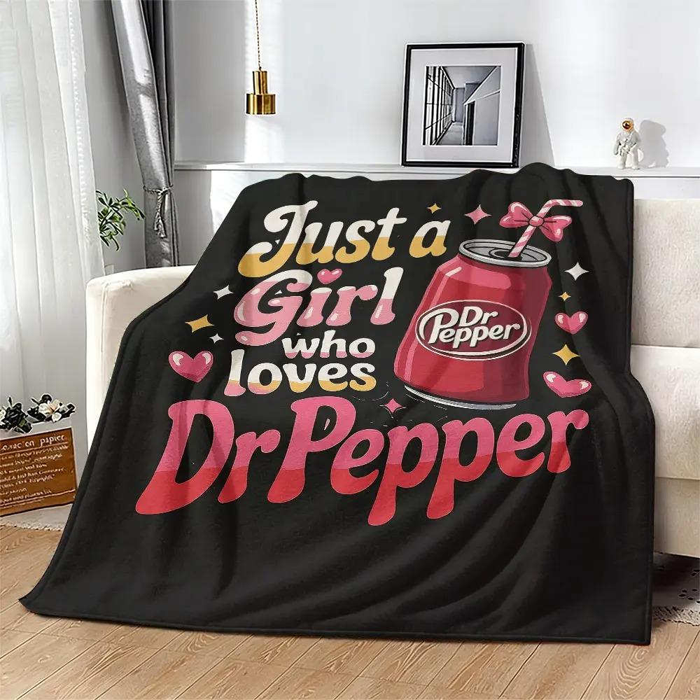 Just A Girl Who Loves Dr Pepper Flannel Throw Blanket, Coquette Style Dr Pepper Can Graphic With Hearts & Bow Straw Print, Soft Warm Blanket for Sofa Bed, Trendy Bedroom Decor, Cute Gift for Dr Pepper Soda Lovers