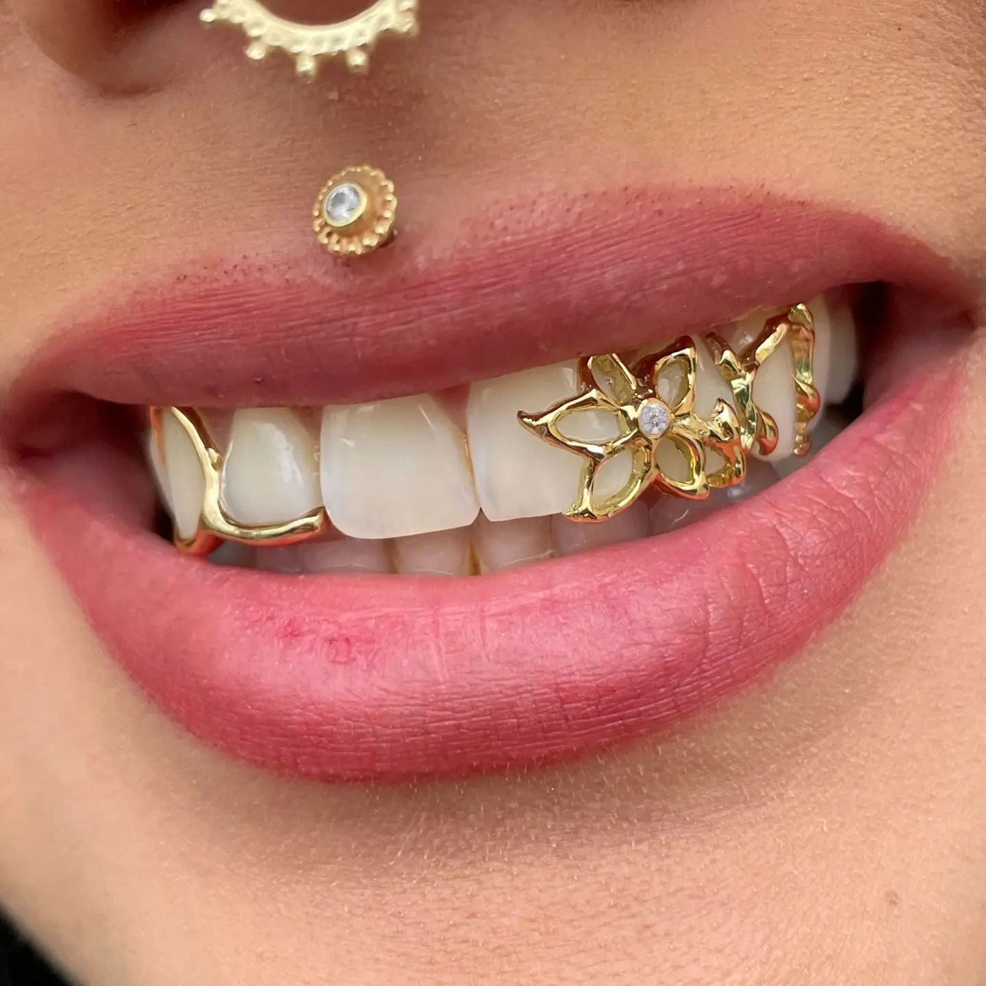 Floral Hollow Open-Face Single Tooth Grillz with CZ Rhinestones| Gold & Silver Bling Dental Cap| Y2K Hip Hop Baddie Fake Braces| Removable Stylish Mouth Jewelry for Women
