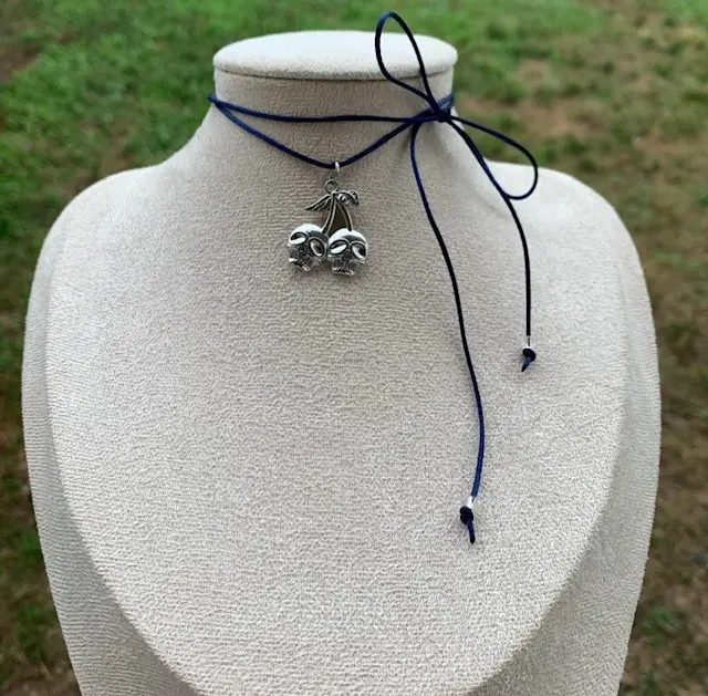 cherry skulls tie choker- Bow choker - gargantilla de lazo con colgante de calaveras de cerezas