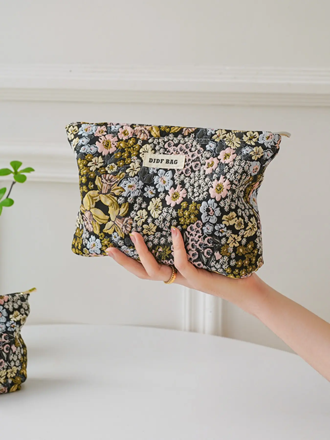 Elegant Floral Handbag with Zipper, Casual Travel Cosmetic Bag, Large Capacity Makeup Storage Organizer, Portable Toiletry Pouch for Women, Handheld Cosmetic Pouch, Vintage Vanity Bag, Cosmetics Bag, Cosmetic Travel Bags