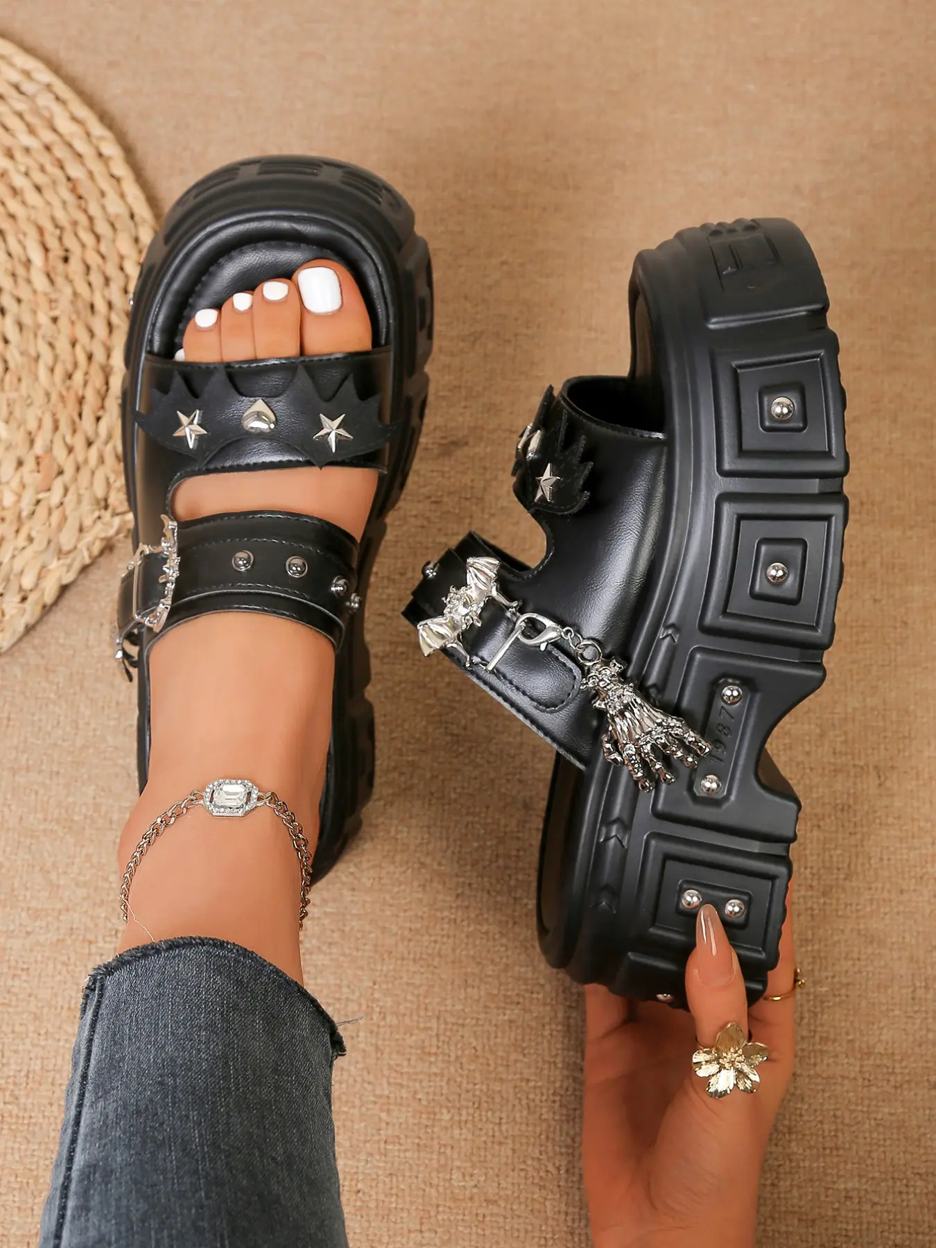 Summer New Punk Style Skull Pendant Star Rivet Thick Sole Women's Slippers, Height Boost Slimming Daily Wear Anti-Slip Buckle Fashionable Platform Sandals Footwear