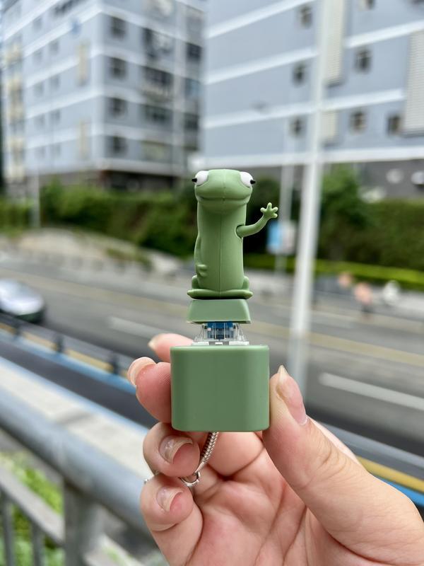 Lizard Button Keychain with LED Light, Realistic Croak & Color-Changing Fun Toy for Kids and Adults